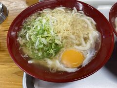 翌朝うどんの朝食。
おくのうどん。並んでカウンターで注文。
安くておいしい。