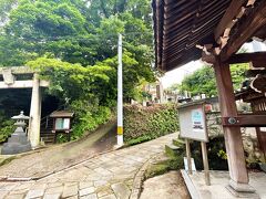 祈りの三角ゾーン。

鳥居が「大浦諏訪神社」、手前の門が「妙行寺」
石畳の先にあるのは…。
