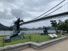 出口を出るとすぐ、義経像のあるみもすそ川公園。
