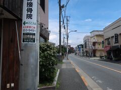 駅の南側を通る五日市街道を東へ