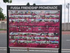 横田基地にの西側に沿った国道16号線は「福生ベースサイドストリート」と呼ばれています
英語では"FUSSA FRIENDSHIP PROMENADE"と言うよう
キャッチフレーズは「そこは日本にいながら海外旅行を楽しめる街」
海外に行くのがなかなか難しいこのご時世なので､ちょっと海外旅行気分を味わえます
但し､殆どアメリカ人歩いてませんでしたけども