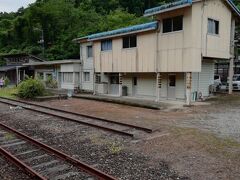 江川崎駅に着きました。ここからトロッコ列車に乗車です。
トロッコ列車は原則4人1組のボックス席でして、この便はほぼ満席でした。
ボックス席に相席になったのは、ご夫婦と娘さんの3人組でした。
あと、トロッコ列車の座席は狭いので、大きな荷物を持ってる時は注意です。