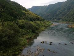 トロッコ列車は途中トンネルを挟みながら、四万十川を進んでいきます。