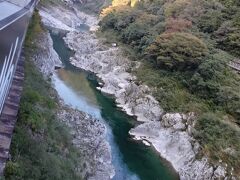 高知県のモネの庭から北上して、徳島県の大歩危小歩危を経て祖谷峡にへ向かう
写真は大歩危　川下りしたいけど、時間がないのでパス