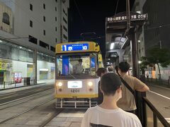 お腹いっぱいになって、ホテルに向かおうと思ったが、長崎といえば夜景。
明日行くことも考えたが、明日の天候が不安定であるのと、今日は幸い晴れているので今日のうちに行くことにした。
本当はホテルでゆっくりしたかったのだが仕方がない。

観光通りから、路面電車の１号系統の赤迫行きに乗って宝町でバスに乗り換えて、ロープウェイ前まで行く。時間にして２０分くらい。料金は路面電車が￥140、バスが￥160