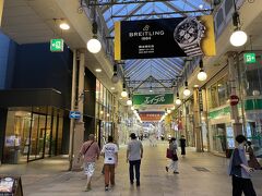 浜町アーケード。様々な店が連なっている。ドン・キホーテなどのチェーン店も多い