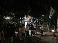 ロープウェイ前から坂道を上ること５分でロープウェイ乗り場の淵神社に到着。連休なので大行列しているのもあるが、どうやら稲佐山でMisiaがライブをやっているらしく、この行列になってしまったらしい。なんともタイミングが悪い