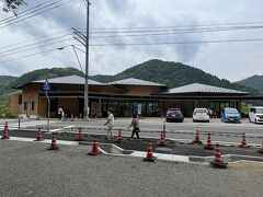 玄武洞ミュージアムの隣には、お土産屋さんとカフェがあります。豊岡のかばん、宝石や奇石、その他各種お土産品が販売されている他、テラスのあるカフェではランチも楽しめます。