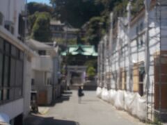 バス停の前には西叶神社
（暑さでレンズが曇っちゃった）
昔は地元の普通の神社で子供の頃の遊び場だったけど、近年はパワースポットとして人気！