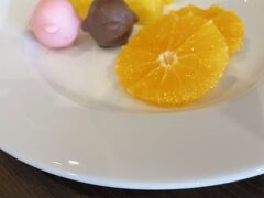 朝食のフルーツ。ペントンくんチョコが可愛い。子どもたちがみんな取っていました。