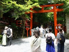 　バス停から徒歩数分で貴船神社。