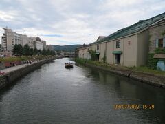 小樽運河は散策ロードになってて、水辺なので蒸し暑さも和らぐ気がします。
そうなんです！北海道も蒸し暑かった！