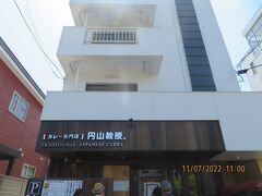 六花亭から住宅街を歩いて１５分くらいでしょうか
暑い・・・
ウニの田村岩太郎商店の経営する海鮮カレー屋さんです。
スープカレーやラーメンは都内に支店が有るし食べられるけど、ここは札幌でしか食べられない！
