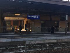 時刻は午前9時27分「モデナ(Modena）」に到着しました。到着予定時刻より14分ほど遅れて到着。
駅を降りて、駅前のロータリーから大通りを渡り、グーグル先生を頼りにモデナの市街地へ向かいます。