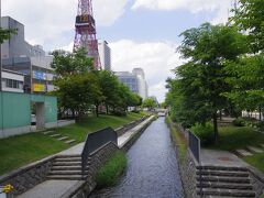 倉成川の遊歩道を歩きます。