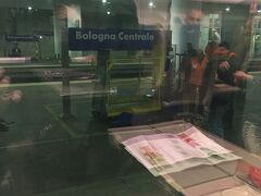 途中ボローニャ中央駅で17時55分発「フレッチャロッサ」に乗り換えてフィレンツェへ。