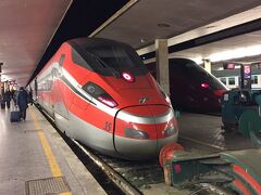 18時15分「フィレンツェ・サンタマリアノベッラ駅（Stazione di Santa Maria Novella,SMN）」に到着しました。駅を出ると目の前が階段と結構急な坂で、キャリーケースを持っていたので苦戦しました。フィレンツェ初日の宿は、また駅前を選択。