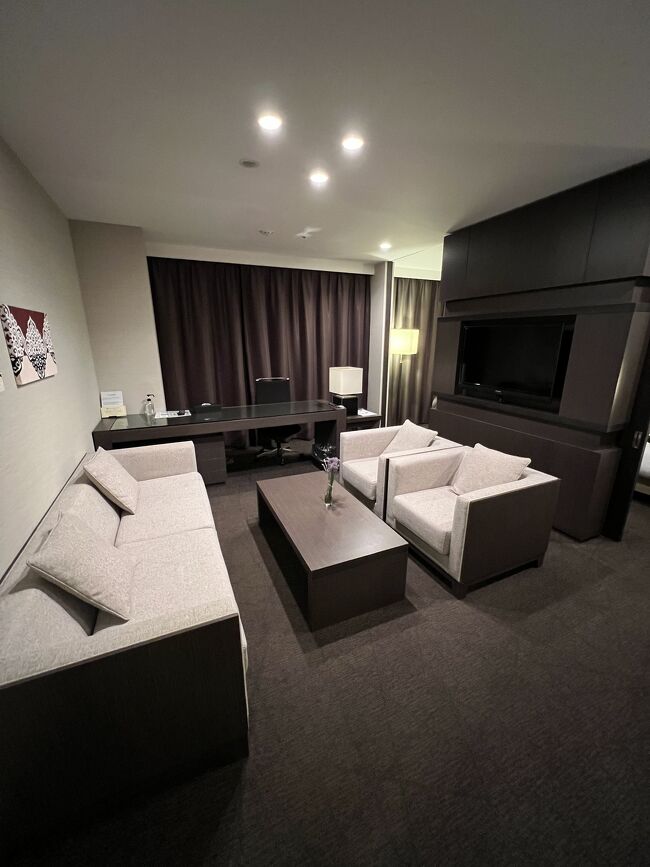 「エグゼクティブツイン」(52平米)<br />スイートルームなのですが、リビングが会議室のようです。