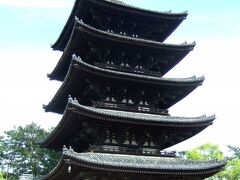 おなじく興福寺の五重塔です。

それにしても、外国人観光客が思いのほか多い印象。
おそらく日本に住んでいる人達だと思います。



