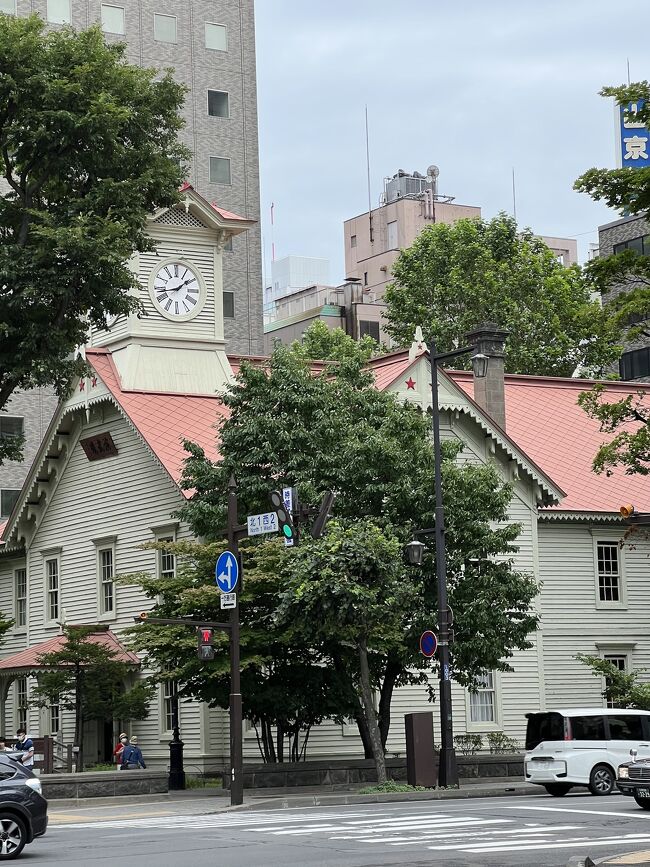 「札幌市時計台」<br />正式名称は「旧札幌農学校演武場」です。<br />札幌農学校は北海道大学の前身です。<br /><br />クラーク博士と肩を組んで写真を撮れます。