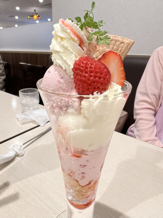 妻が注文した<br />スノーロイヤル ストロベリーパフェ　1,160円