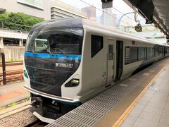 東京・新宿　JR「新宿」駅6番ホーム

JR特急踊り子5号の車体の写真。

2021年3月13日より、E257系のリニューアル車両に統一されました。
車両エクステリアは、伊豆の「空の色」と「海の色」をイメージした
「ペニンシュラブルー」を基調とし、伊豆を含めた東海道線沿線の
新しい原風景の創出となるようなデザインとしました。
乗り心地や車内の静粛性の向上、バリアフリー設備を完備しております。
快適な移動空間で伊豆への旅をお楽しみください。

始発は「東京」駅ではなく「池袋」駅です。
誰も乗っていないといいな。以下、運賃の比較。

〇 JR特急踊り子で東京駅から伊豆熱川駅までの運賃は、
乗車券　3,326円+特別料金（指定席特急券）　2,100円=5,426円。
約2時間21分。
〇 JR特急サフィール踊り子で東京駅から伊豆熱川駅までの運賃は、
乗車券　3,326円+グリーン車料金　5,850円=9,176円。約2時間5分。

〇 JR特急踊り子で新宿駅から伊豆急下田駅までの運賃は、
乗車券　3,955円+特別料金（指定席特急券）　2,100円=6,055円。
約3時間1分。
〇 JR特急サフィール踊り子で新宿駅から伊豆急下田駅までの運賃は、
乗車券　3,955円+グリーン車料金　5,850円=9,805円。約3時間5分。

〇 JR特急踊り子で新宿駅から伊豆熱川駅までの運賃は、
乗車券　3,326円+特別料金（指定席特急券）　2,100円=5,426円。
約2時間25分。
〇 JR特急サフィール踊り子で新宿駅から伊豆熱川駅までの運賃は、
乗車券　3,326円+グリーン車料金　5,850円=9,176円。約2時間35分。

区　間：新宿(09時25分)→伊豆熱川(11時49分)　2時間24分　145.8km
人　数：おとな2人