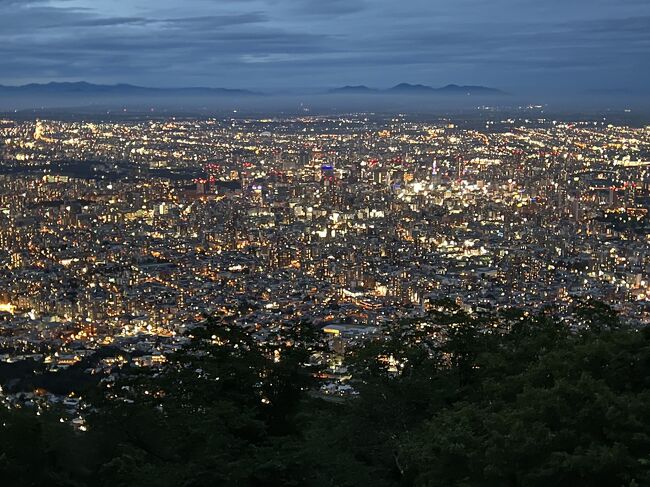 ロープウェイとミニケーブルカーを乗り継いで展望台に着きました。<br /><br />ちょうど暗くなりかける時間帯で、札幌市街の表情が変化する様子が綺麗でした。<br />市内で花火大会があったようで、低い位置に花火が見えました。