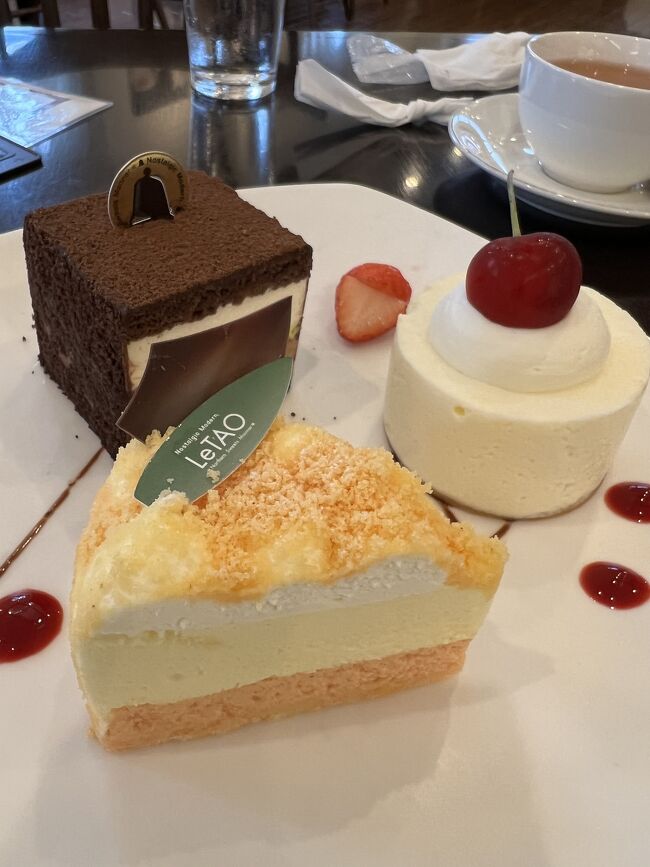 「プティガトーセレクション」（2,640円）にしました。<br />ケーキ３つとドリンク２杯を選ぶことができます。<br />「ショコラショコラ」「泡フロマージュさくらんぼ」「メロンドゥーブル」を選びました。<br />どれも美味しかったです。