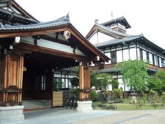 駐車場に戻る途中に奈良ホテル近くを通りました。
奈良ホテルに宿泊するツアーがあるみたいで、ホテル前で宿泊者が観光バスを待っていました。

2017年から行われていた耐震工事期間にお値打ち価格で宿泊できるプランがあったので泊まろうと思ったのですが、実現ならず。


