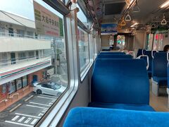 早朝に家を出て、大船駅に朝8時過ぎに着き、湘南モノレールに乗車。ただ今午前8時半頃。
ラッシュ最中の湘南モノレールの大船駅は、入場制限がかかる。これは、江の島から大船に到着する列車よりも、大船から江の島へ向かう列車の方が、8時を過ぎると混むから。
横浜市周辺では良く見かける現象で、東戸塚駅や武蔵小杉などがそう。
一本見送らないと乗れないくらいの混雑が逆方向に発生する原因は、大船駅から二駅目の湘南町屋駅にある三菱の工場へ向かう通勤客がものすごく集中するため。ごった返していた車内は、湘南町屋でほとんどの乗客が降りてしまい、そこから先は拍子抜けするほどの状態が江の島まで続いた。
