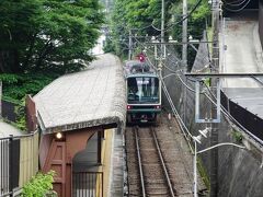 駅を降りて駅舎方向を望む