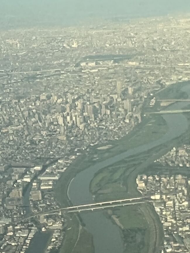 外の景色を撮影していると、CAさんから「いつもと違うルートを通っています」と教えていただきました。<br /><br />戸田から川口あたり