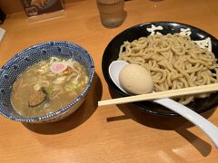 今日の夕食は
ホテルからトコトコ歩いて
「六厘舎」でつけ麺・・大好きだわぁ

並んでいなかったけど
最近はこんなものなの？