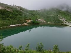 着きました。が、想像ではもっと高い山々が見えて湖面に移りそれはそれはキレイ・・と思っていたので、思わず「ここ？」と聞いてしまいました。(^_^;)