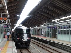 　座席で一息ついていたら、あっという間に唯一の「正式な」停車駅・熊本に到着。意外と降りる人が多く、さらに多くの人が乗ってきました。
　立派な高架駅に生まれ変わった熊本駅在来線ホームのスペックが生きる、数少ない列車でもあります。
