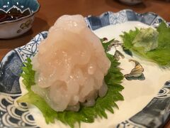 ご高齢のご主人、奥様の2人で切り盛りされていました。もう30年以上営業しているようです。海鮮は富山の氷見産のものが多く、こちらは名物白エビの刺身。甘くて絶品です。