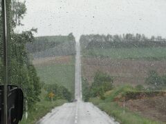 バスでジェットコースターの路を通りました。高低差のすごい1本道
すごい雨が降ってます。
