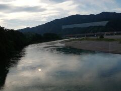 列車はさらに東へ進み、仁淀川を渡ります。
雲が多く、仁淀ブルーが微妙な感じになってるのが・・・。