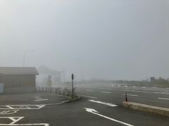 箱根スカイライン料金脇の休憩スポットまで来るとあたり一面の霧。箱根の天気には驚かされます。