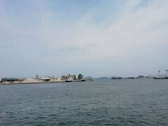 丸亀港の眺めです。青空も見えてきました。
