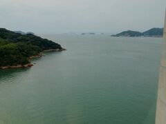 瀬戸大橋を渡る途中の所です。トラスの隙間からパチリ。