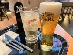 あまりに暑いのでお茶でも飲んで休憩と思ったら、ハッピーアワーしてたのでやっぱりビール！