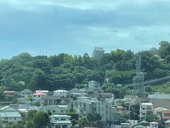 JR特急踊り子「伊豆急下田」駅行きの車内から撮った『小田原城』？
の写真。

真鶴付近から見えます。
