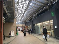 東京メトロで赤羽岩淵駅まで移動し、徒歩でJR赤羽駅方面へ。
JRの高架下にあるショッピングモール・ビーンズ赤羽に行きました。
天井の採光窓が南北に長く続き、高架下でも明るい空間になっています。

