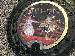 駅からサンシャインシティに向かう通りの一本北側に、サンシャイン通りがあります。
通り半ばの歩道に、デザインマンホールが設置されていました。
豊島区が作成した、池袋をPRするアニメのキャラクターがマンホールの表面に描かれていました。
