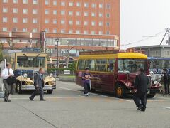 路線バスに乗って会津若松駅へ
駅前にはさっき乗ったまちなか周遊バスが停まってました。