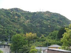 三国志城までの正しいルートを走っているなら見えて来るのがこの通信塔。
この通信塔がある山が石城山なんです。
写真正面の山が石城山。