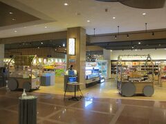 18：25　定山渓温泉　ビューホテル着

凄く大きなホテル。

入口の右側が売店。