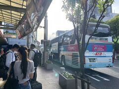 関西から女満別空港への直行便は伊丹、関空の各1日1往復のみ。
伊丹はJAL、関空はピーチなので、交通費を最小限に抑えたい私は関空一択です。

コロナ禍以前、最後に台湾へ行ったとき以来の関空出発。
三宮からリムジンバスで向かいます。
ここ最近は車かベイシャトルを利用していたので、リムジンはかなり久しぶり。
今回もベイシャトルを利用したかったのですが、コロナ禍につき大幅な減便にてちょうどいい時間がなかったのです…