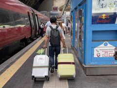 10分遅れで、ミラノ中央駅に到着。

スーツケースを引いて、バス停へと向かいます。

